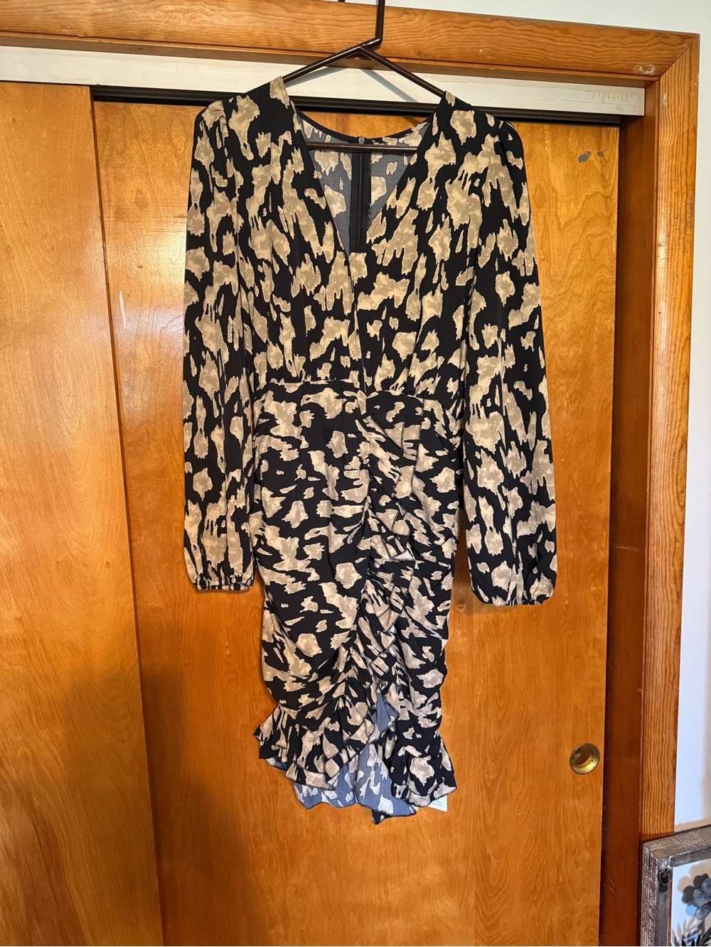 Cupshe Black and Beige Long-Sleeve Ruched Midi Dress